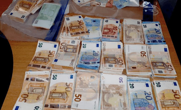 Arrestaties leiden naar 2 ton cash en 20 kilo wiet in Limburg
