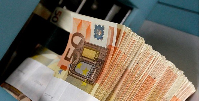Block of coke and thousands of euros in Oud-Beijerland, resident arrested