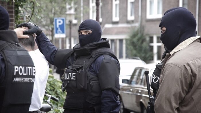 Invallen in groot drugsonderzoek in Arnhem (VIDEO)