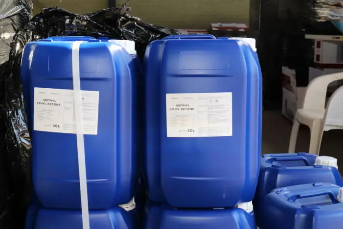 15.000 liter chemicaliën in Brabantse loods, politie vermoedt cocaïnewasserij