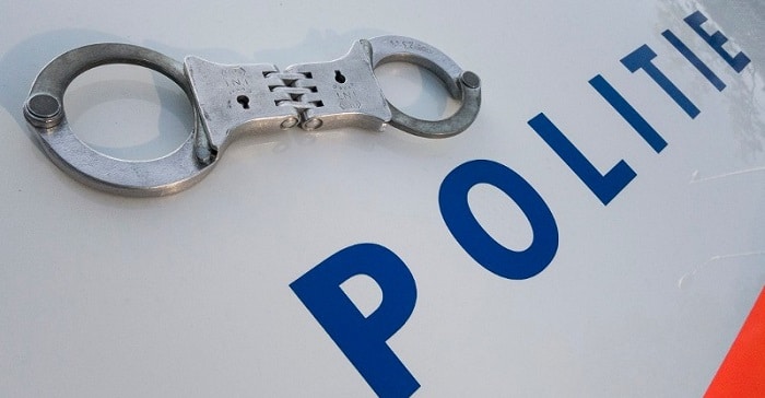 Vuurwapen en drugs gevonden in auto na aanrijding in Baarle-Naussau