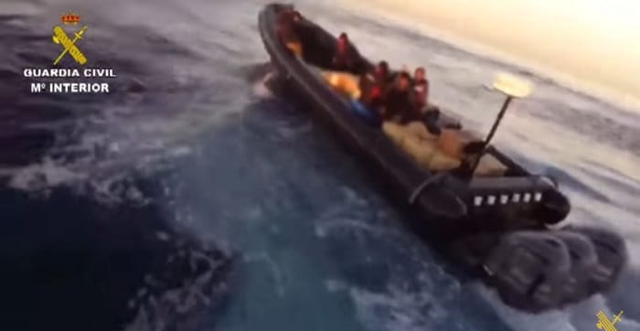 2,5 ton hasj en zes arrestaties bij achtervolging boot aan Spaanse kust (VIDEO)