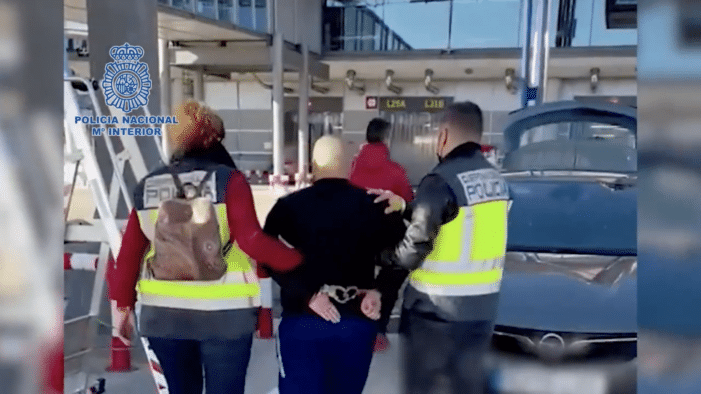 Spanje: leider internationaal cocaïnenetwerk uit vliegtuig geplukt (VIDEO)