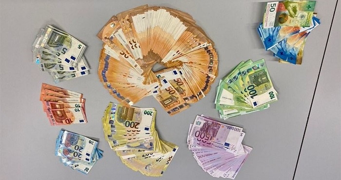 Portugees op Schiphol aangehouden met 102.000 euro in jaszak