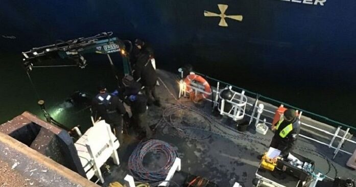 Duikteam Douane vindt 100 kilo cocaïne onder schip in Vlissingse haven