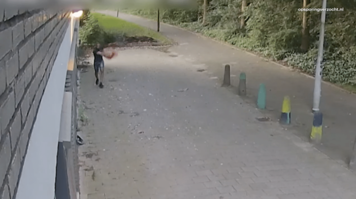 Man test vuurwapen op straat (VIDEO)