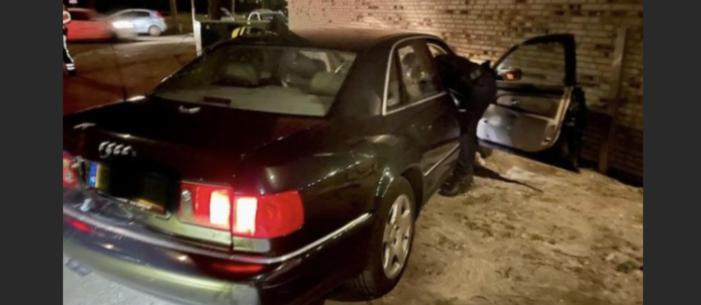 Audi crasht in muur na achtervolging door politie