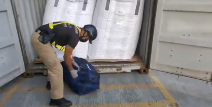 Ruim 800 kilo cocaïne voor Rotterdam gepakt in Panama (VIDEO)