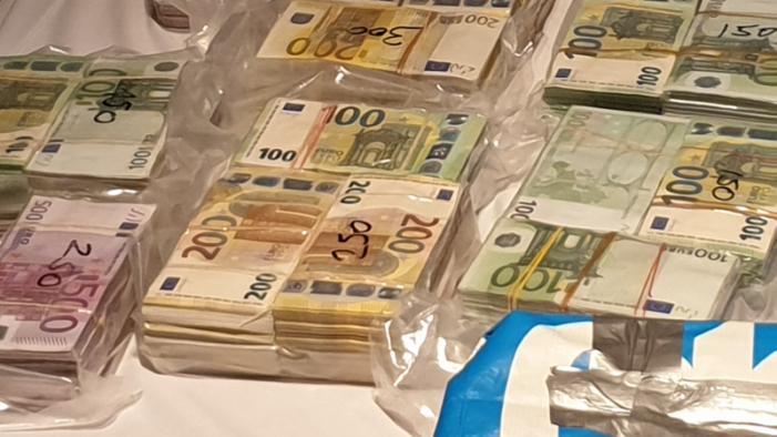 Miljoenen aan cash gepakt in Amsterdamse woning