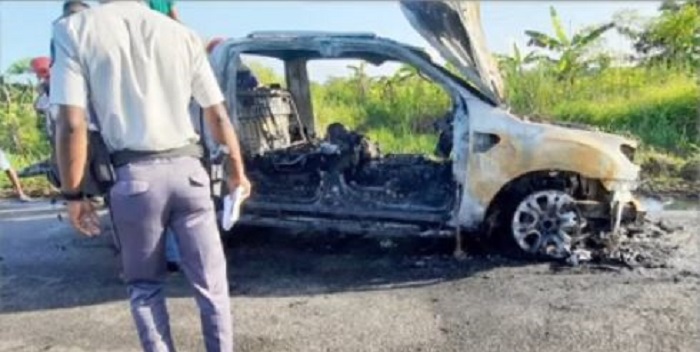 Vrouw opgepakt voor verkoolde lijken in uitgebrande pick-up in Suriname