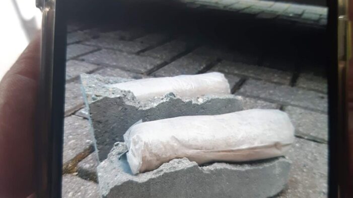 Politie onderzoekt mogelijke drugsvondst in stenen