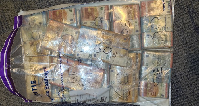 Automobilisten in Ridderkerk opgepakt met 18 kilo coke en 470.000 euro cash