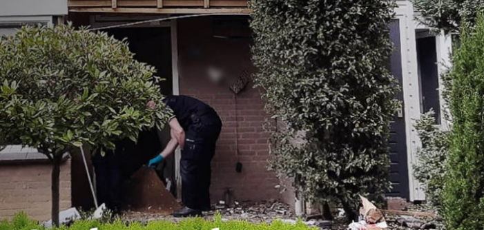 Flinke explosie bij huis in Den Bosch, mogelijk vergissing (UPDATE)