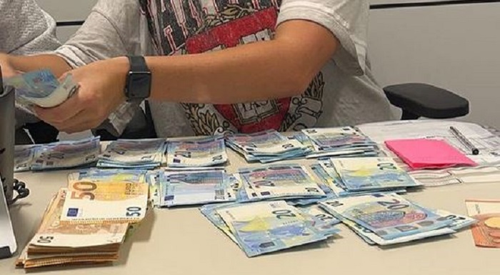 Douane op Schiphol neemt 6.100 euro in beslag van rapper JoeyAK