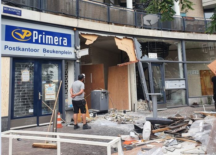 Veel schade bij plofkraak op Beukenplein in Amsterdam-Oost