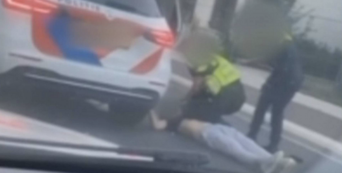 Arrestant onwel na knie op de borst van politieagent