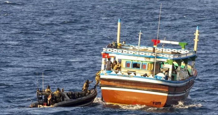 Brits marineschip pakt 870 kilo crystal meth op Arabische Zee