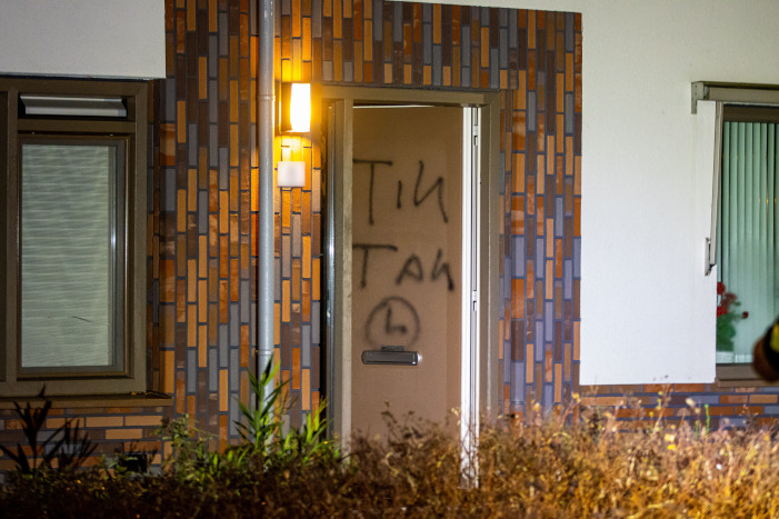 ‘Tik Tak’: graffiti op deur van beschoten woning