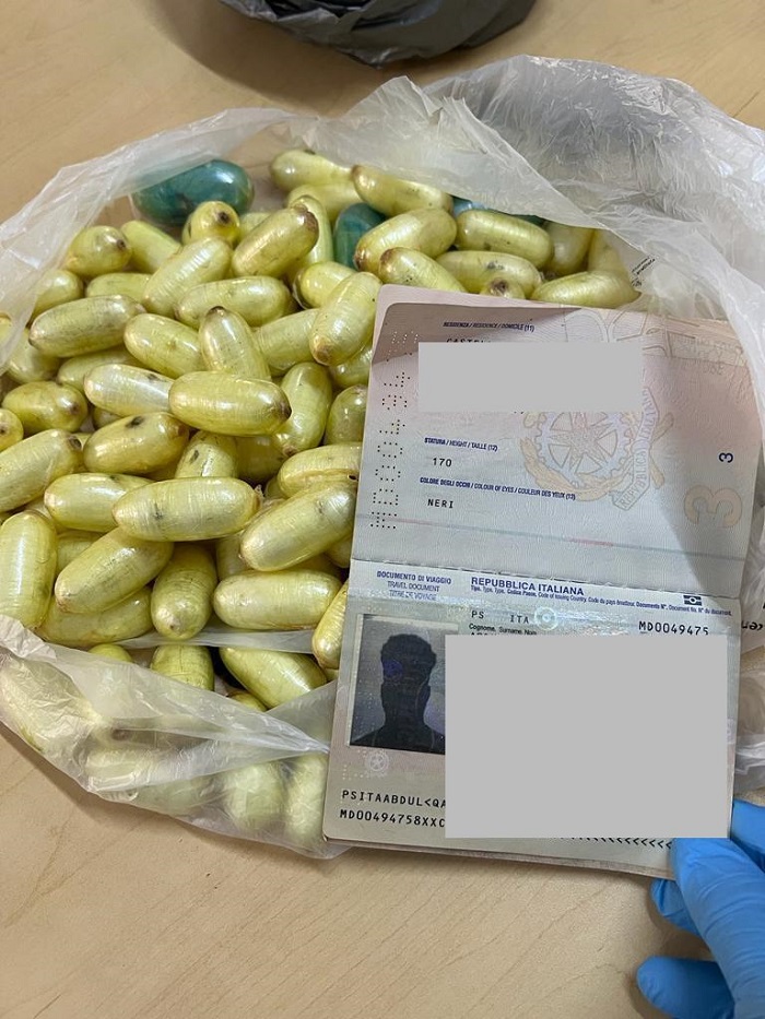 Politie onderschept 13 kilo cocaïne bij inval in Surinaams hotel