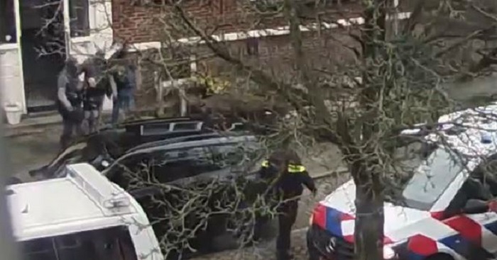 Arrestatieteam pakt twee mannen op in woning Ridderkerk