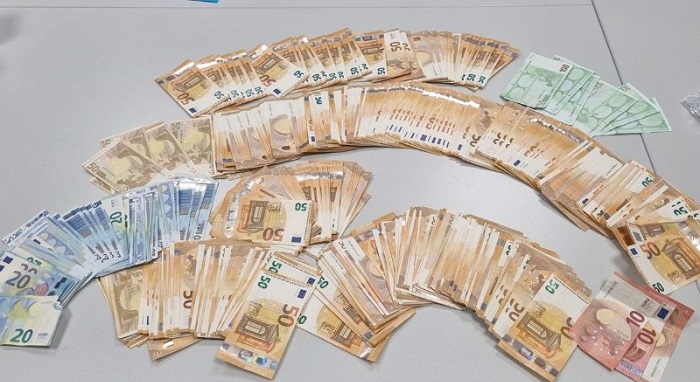Wietkwekerij, 25.000 euro cash en luxegoederen ontdekt in woning