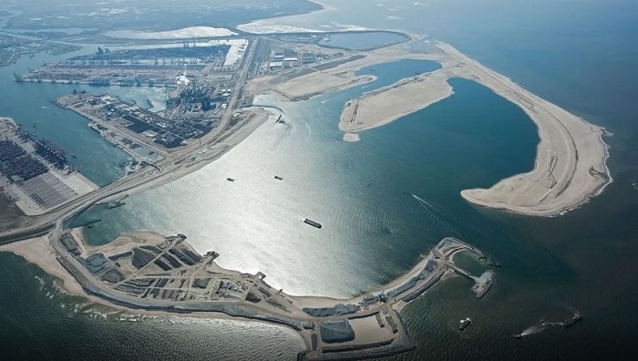 Zeven uithalers aangehouden in Rotterdamse haven