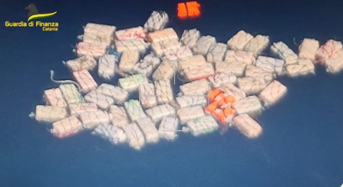 Twee ton cocaïne op zee onderschept voor kust Sicilië (VIDEO)