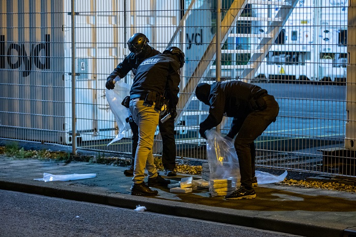 Uithalers opgepakt in haven Rotterdam, stoep bezaaid met blokken coke