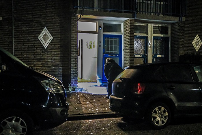 Explosie bij voordeur woning Capelle aan den IJssel