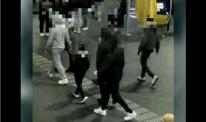 Groep schopt jongeman tegen hoofd en duwt hem op spoor Bijlmer Arena (UPDATE)