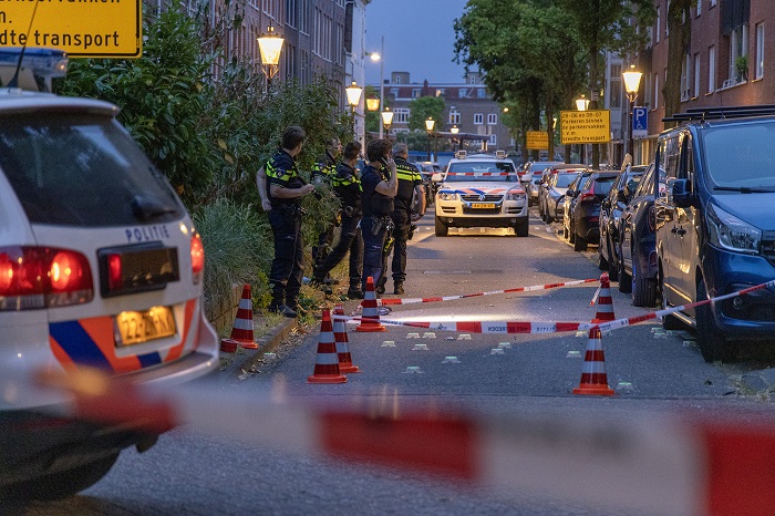 Wooncomplex in Amsterdam-Oost beschoten, straat bezaaid met hulzen (UPDATE)
