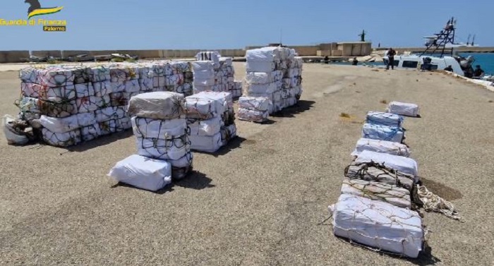 Recordvangst: 5,3 ton coke onderschept voor Italiaanse kust (VIDEO)