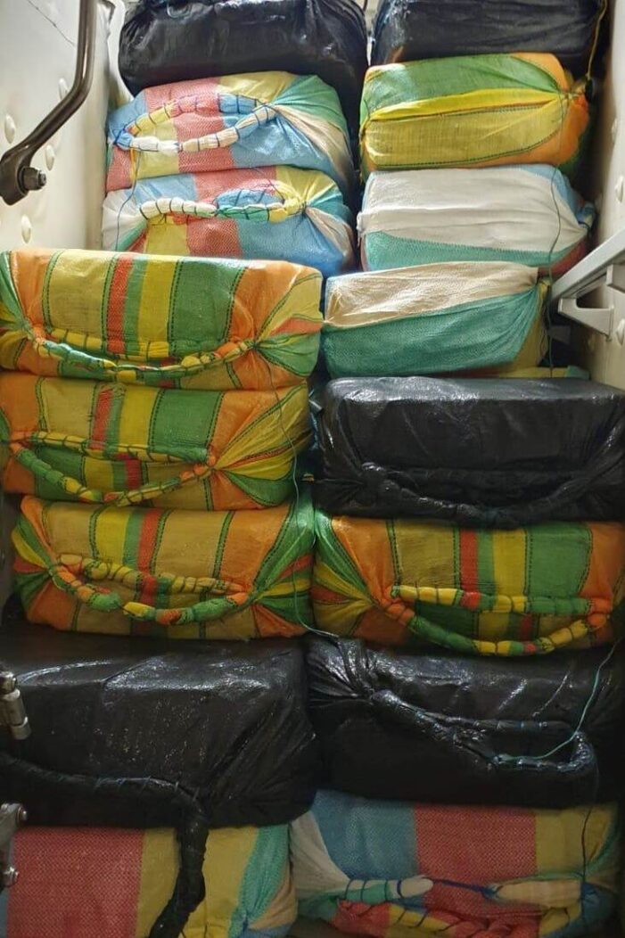 Marineschip pakt 1600 kilo cocaïne in Caraïbische Zee