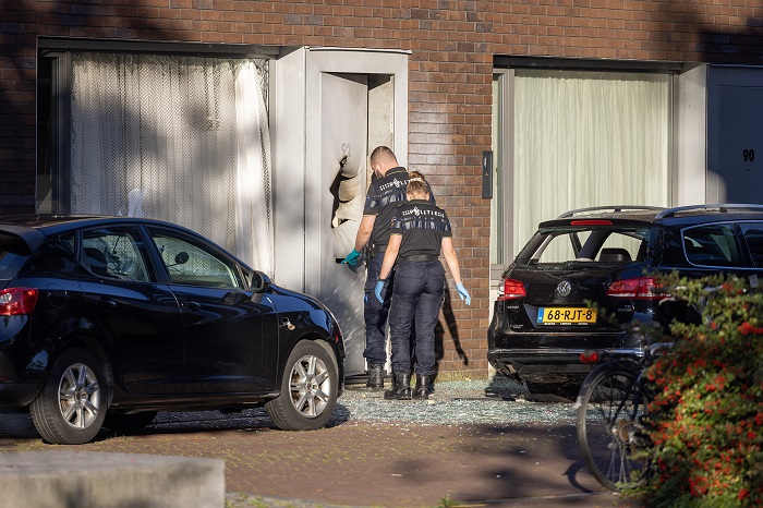 Explosie slaat gat in voordeur bij woning Amsterdam-Oost