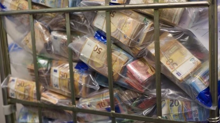 Bij inval in Almere werd ruim 8 miljoen euro cash gevonden