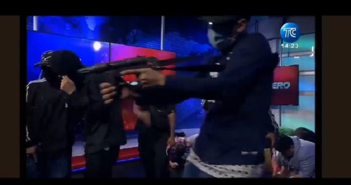 Tv-station in Ecuador live overvallen door gewapende mannen (VIDEO)