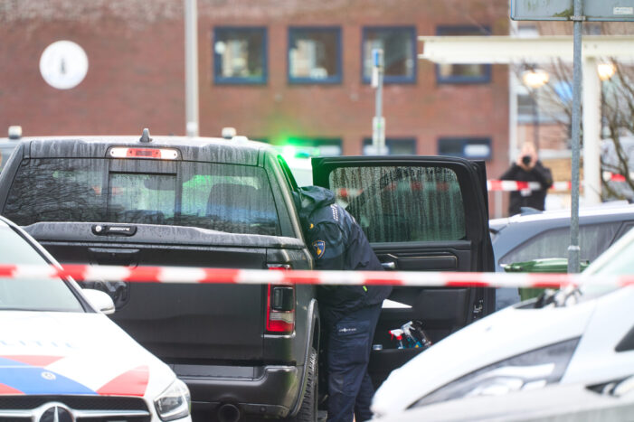Man neergeschoten bij pick up-truck in Hoogvliet, mogelijke dader vlucht in zwarte auto