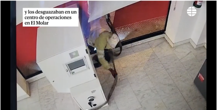 Spaanse krakers trokken geldautomaten met kraanwagen uit de grond (VIDEO)