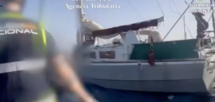 Zeilbootje met 200 kilo cocaïne voor West-Afrikaanse kust onderschept (VIDEO)