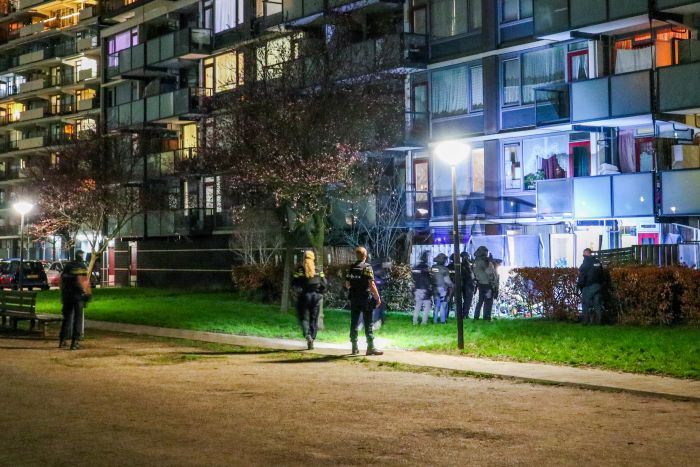 Zwaargewonde bij schietpartij in woning Schiedam, drie verdachten aangehouden (UPDATE1)