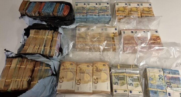 Politie neemt bij wegcontroles acht ton aan cash in beslag