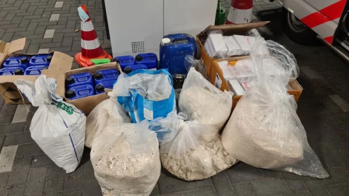 Tientallen kilo’s grondstoffen voor harddrugs in woning, drie arrestaties