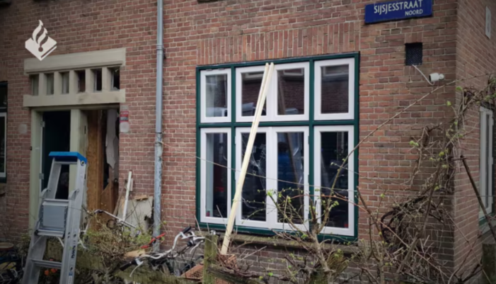 Explosie bij woning Amsterdam-Noord waar man met vuurwapen werd gezien